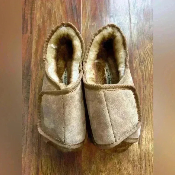 Hammacher Schlemmer The Lady's Adjustable Sheepskin Slippers Women’s Size M Fall - Picture 1 of 7